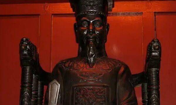 李公蕴在位期间制定稳定统治的有利措施,杜绝了丁王朝,前黎王朝因