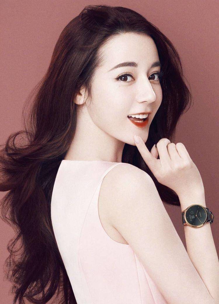 有种"不上镜"叫迪丽热巴,路人随手拍下生图,这双腿是?