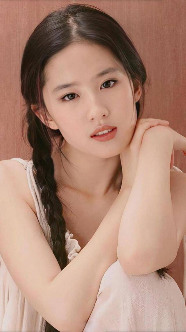 刘亦菲泳装照片展现丰满身材和积极精神,不被争议影响