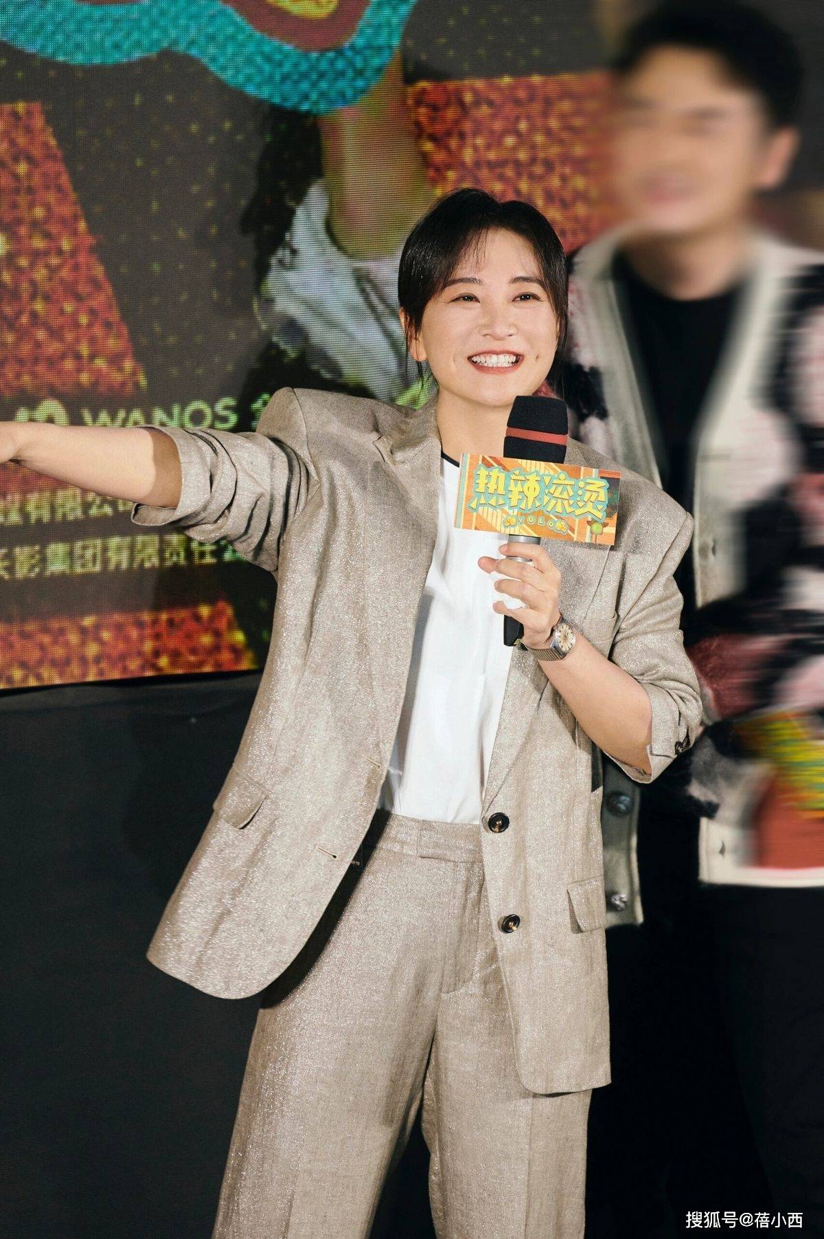 热辣滚烫路演,贾玲带火了一种新穿法:西装 白t 牛仔裤,好洋气_白色