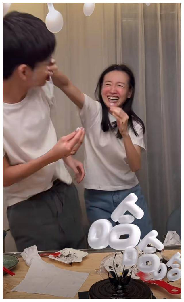 董洁晒儿子15岁生日视频,幸福互抹蛋糕,乐享欢乐!