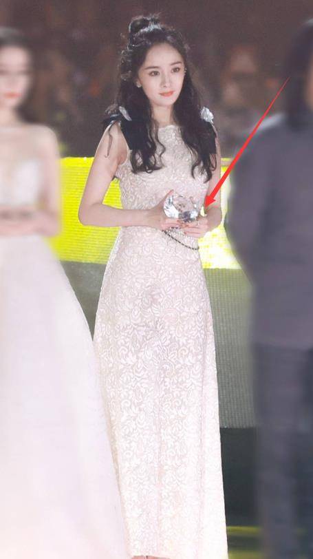 杨幂为了显腰细!珍珠项链当腰带,镜头拉近:我p一小时p