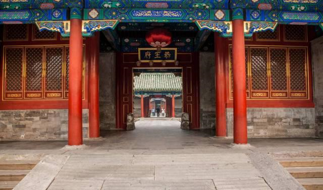 中国顶级豪宅:一根柱子27亿,三任房主名字个个耳熟能_