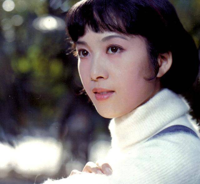 她是80年代的当红女星,因谣言退出演艺圈,如今生活幸福美满_龚雪_文艺