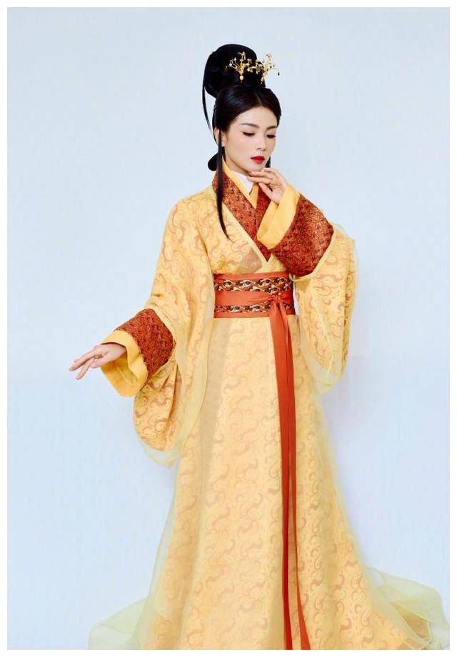刘涛身着古典汉服登台,色彩搭配简明大方,黄色主色调搭配朱