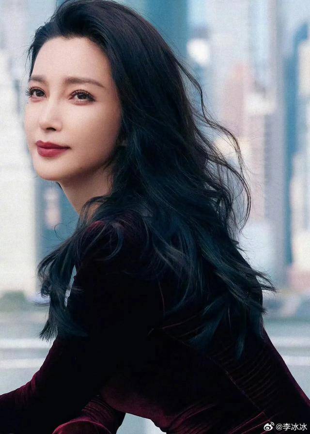 当时李冰冰正在《巨齿鲨》的陪伴下参加活动,而彭于晏则携作品《邪不