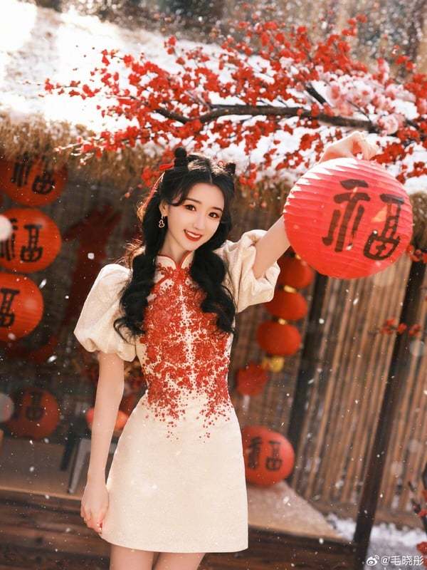 图片来源:微博@毛晓彤除了传统的旗袍外,毛晓彤还换上青瓷旗袍,仿佛