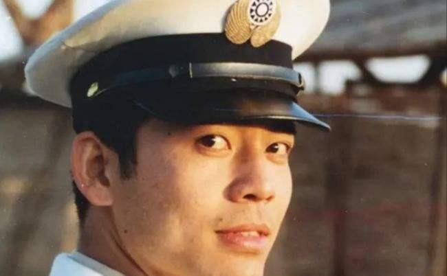 两个情窦初开的年轻人,对于爱情是朦胧的,不善言辞的何政军,面对男哪