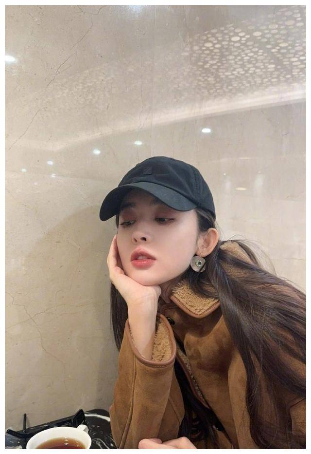 古力娜扎情人节的美照,嘟嘴卖萌像少女,超大饭量让人惊叹!