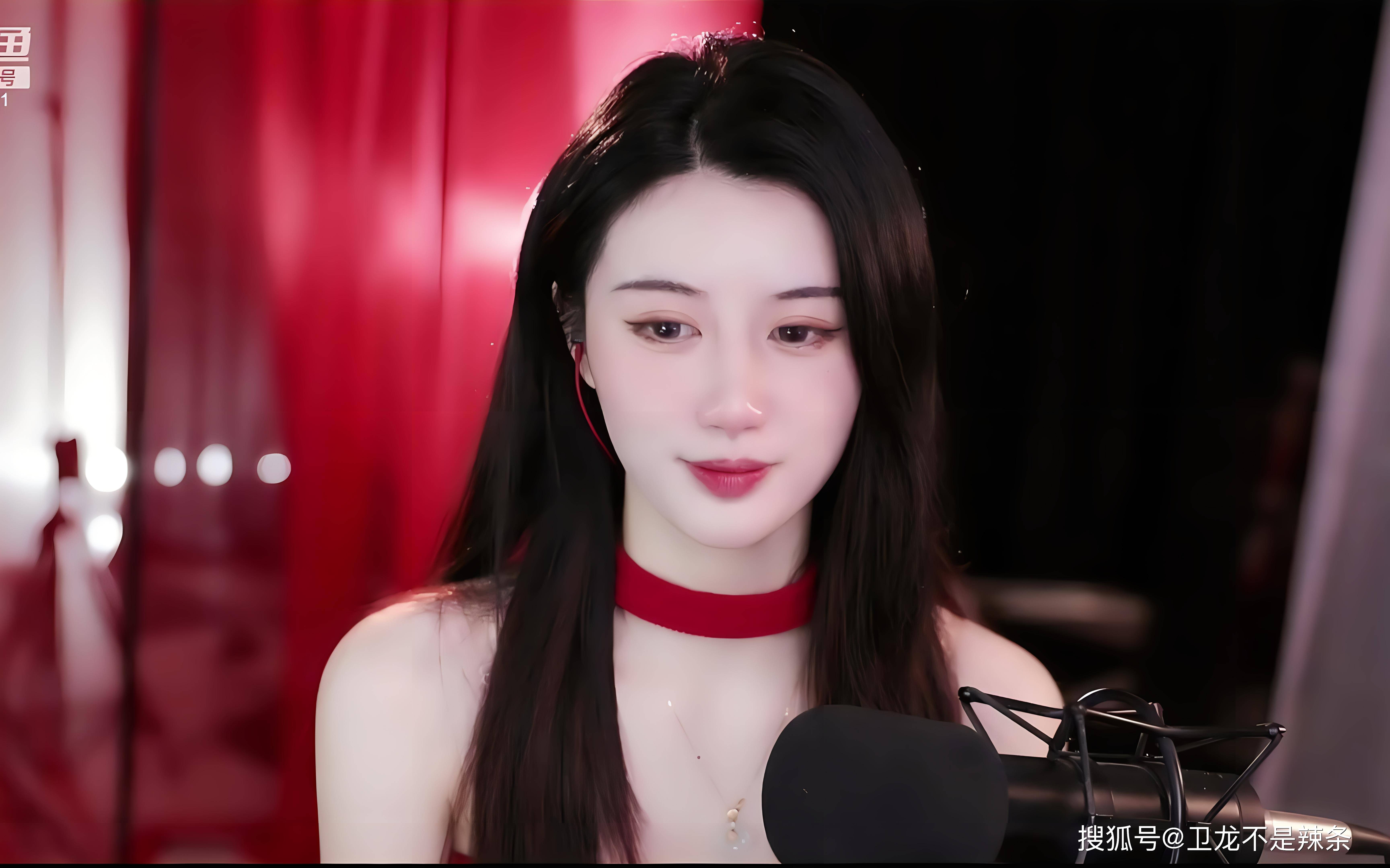 青苔miss身材完美,颜值高,因此在某鱼舞蹈区收获了众多水友的喜欢.