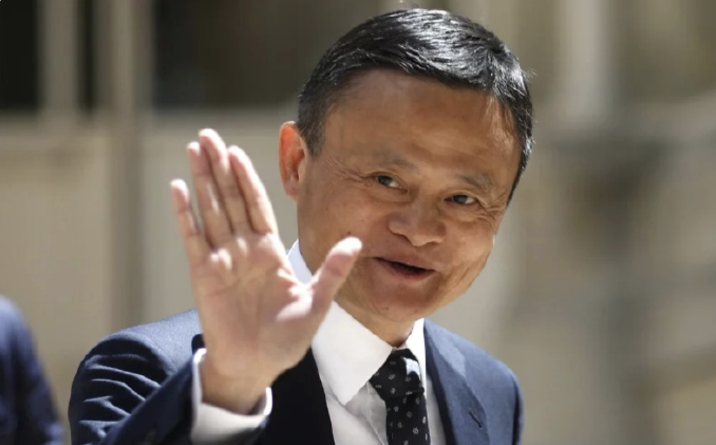 明星过年被偶遇:吴京去新西兰被骂,章子怡滑雪,马云很