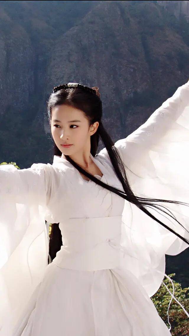 首先,我们必须要理解,小龙女的身份并不是一个普通的女性,她是生活在