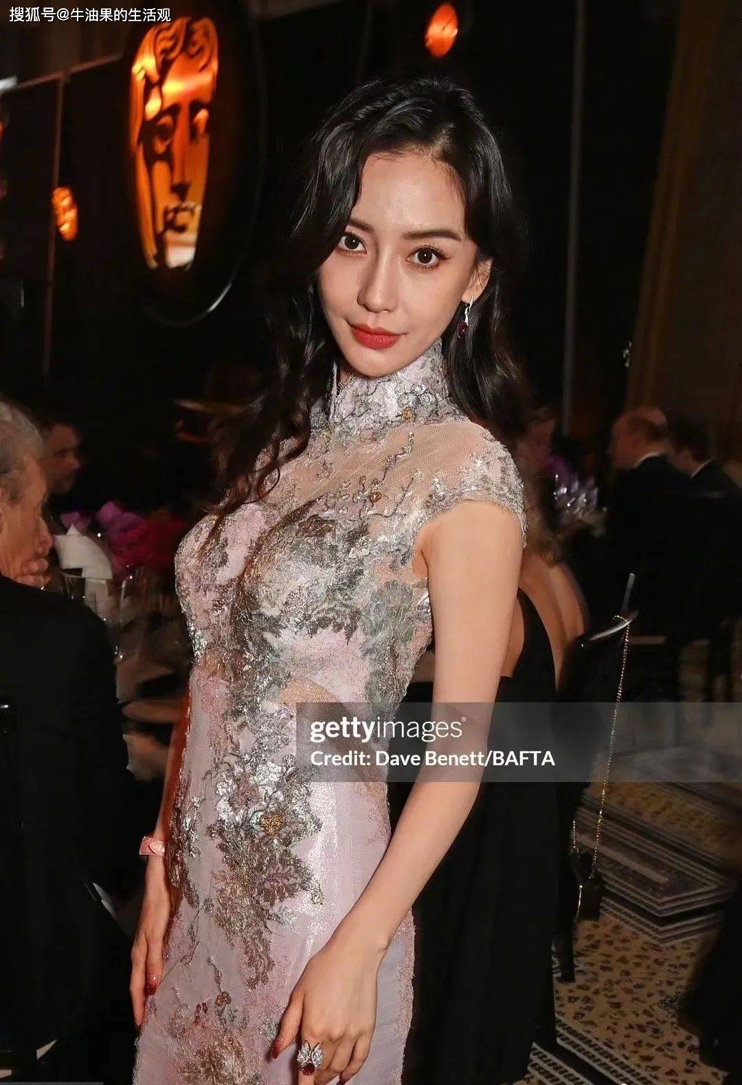 杨颖穿中式旗袍在国外复工,颜值暴跌被吐槽,内娱复出无望_杨幂_李嘉欣