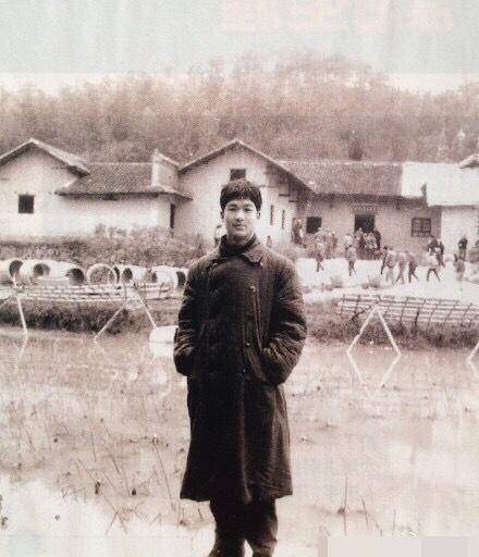 张国立和前妻分手仍是亲人,让邓婕养狗当孩子,为儿子