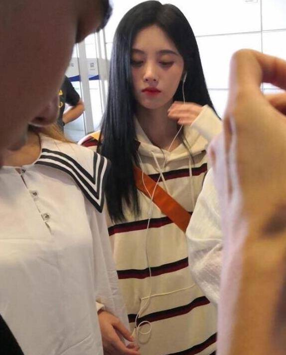 都在吐槽鞠婧祎长得矮,过安检被路人抓拍到生图,暴露"真实身高"_发展