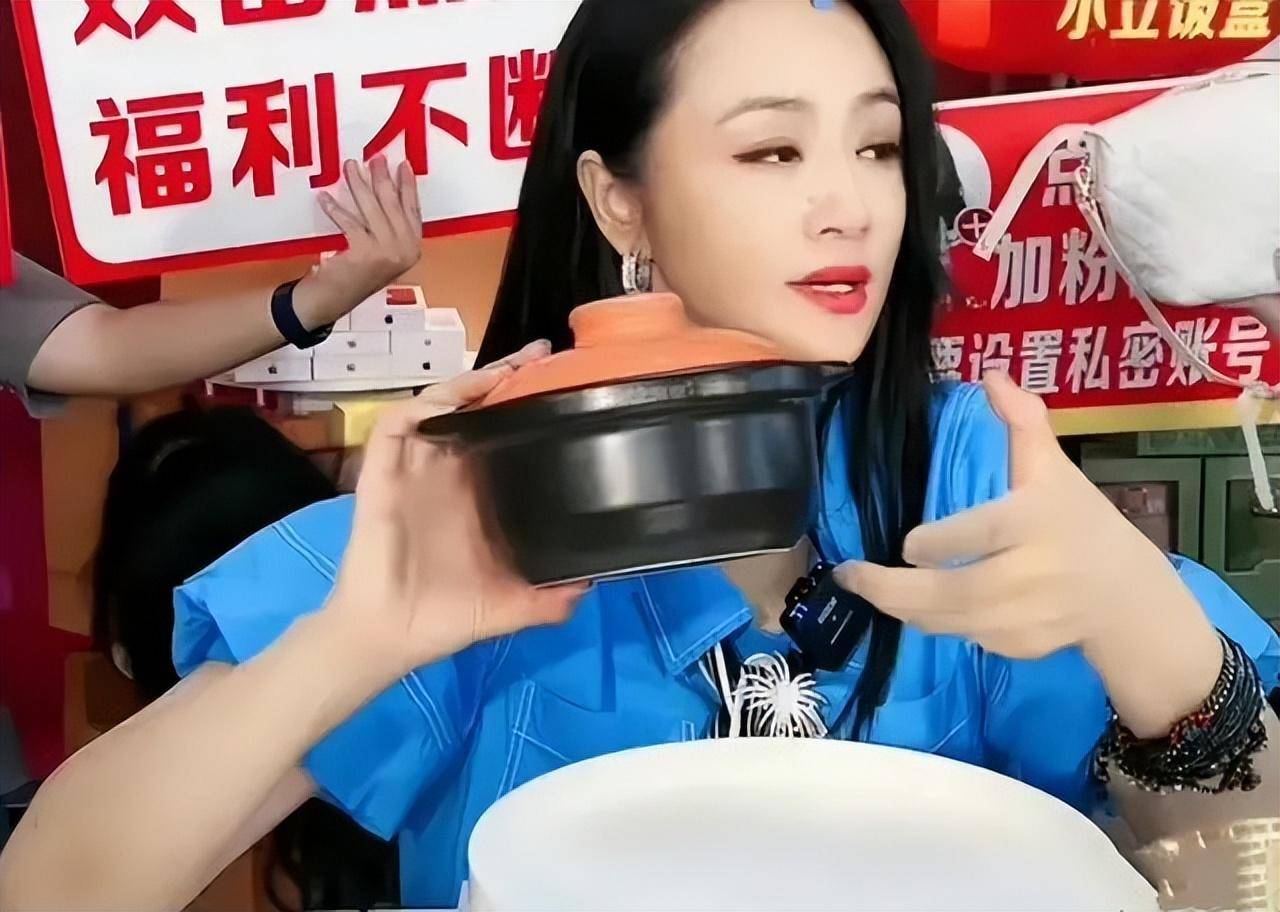 她从化妆师到央视主持人,直播一年带货5亿,现因儿子颜值上热搜_曹颖