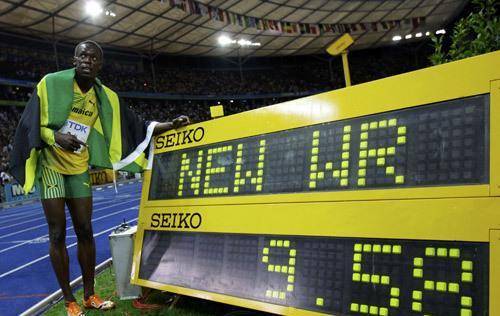 短跑之神博尔特霸占了两大神奇纪录,一个是百米9秒58,人类历史上唯一