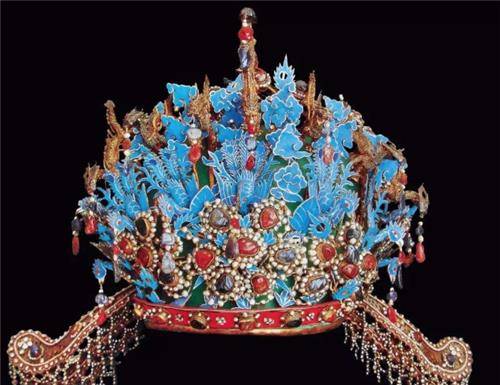 整个凤冠共有宝石121块,珍珠3588颗,光是凤眼便嵌小红宝石18块.