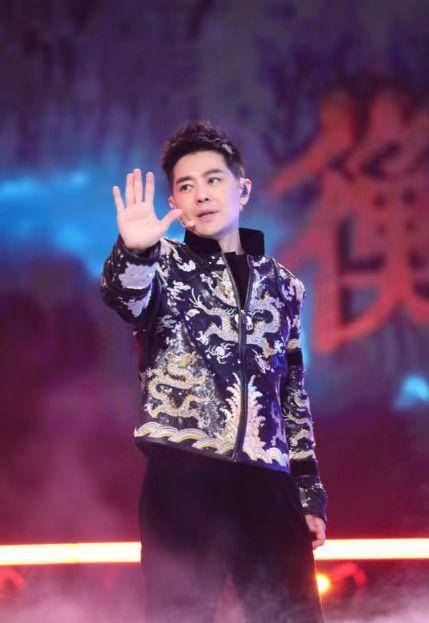 北京这一夜,白鹿洋气,林志颖发福,热依扎妆容令人意外_肖战_魏大勋_穿