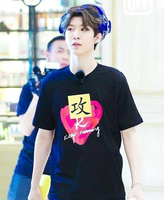 而第二次上跑男的范丞丞,虽然在年龄上是够了,但是因为是群像综艺