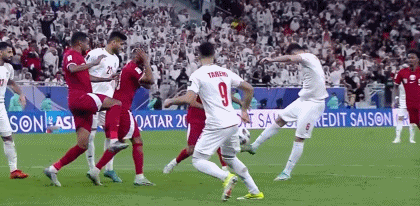 亚洲杯半决赛巨大争议,东道主主裁送点惹怒球迷,傅明