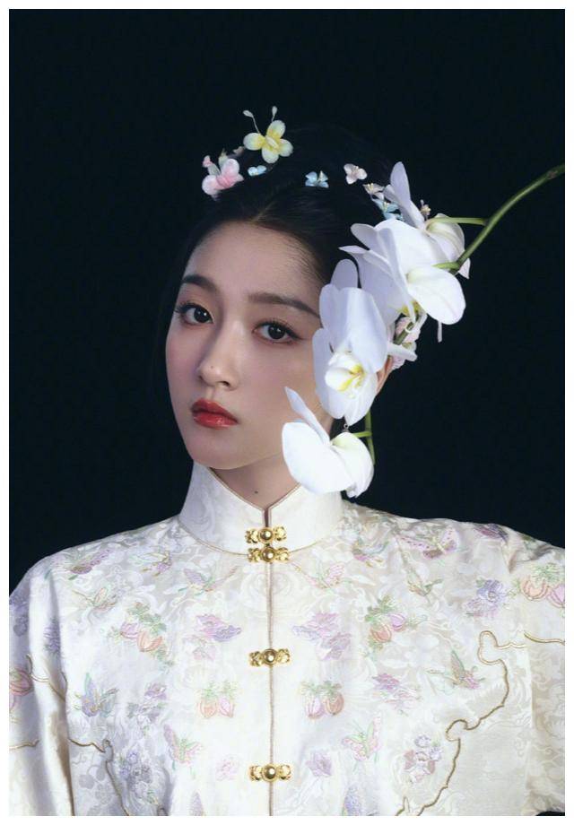 气质出众这套妆造对应的发型设计比较小巧精致,是明代典型的燕尾发髻