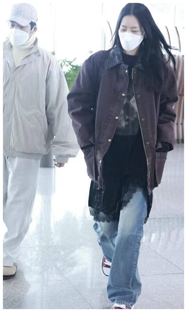 刘雯井柏然乘飞机相互投喂,机场甜蜜对视笑_网友_恋情