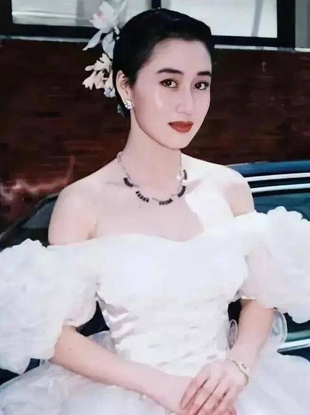 63岁利智和61岁李连杰近照曝光,网友感叹:夫妻俩老到让人认不出