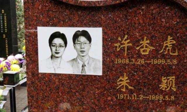 "朱颖爱着许杏虎,爱到痴迷其中,许杏虎也一样,深深的爱着朱颖.