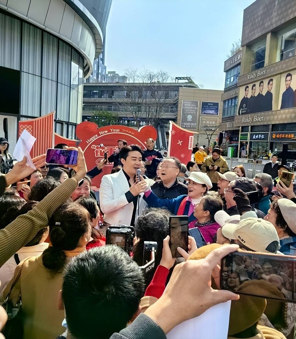 与此同时,张英席还发布了最新照片十宫格,这十张照片系张英席此次在