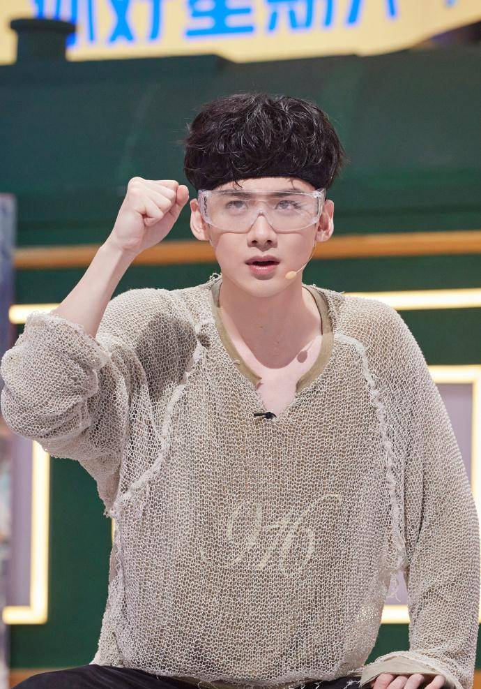 《你好星期六》何炅白敬亭开场拥抱,白敬亭秒认出王嘉尔井柏然_娱乐