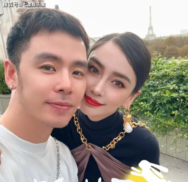 同行的还有angelababy的经纪人kim妈,两人进伦敦博物馆参观的时候,都