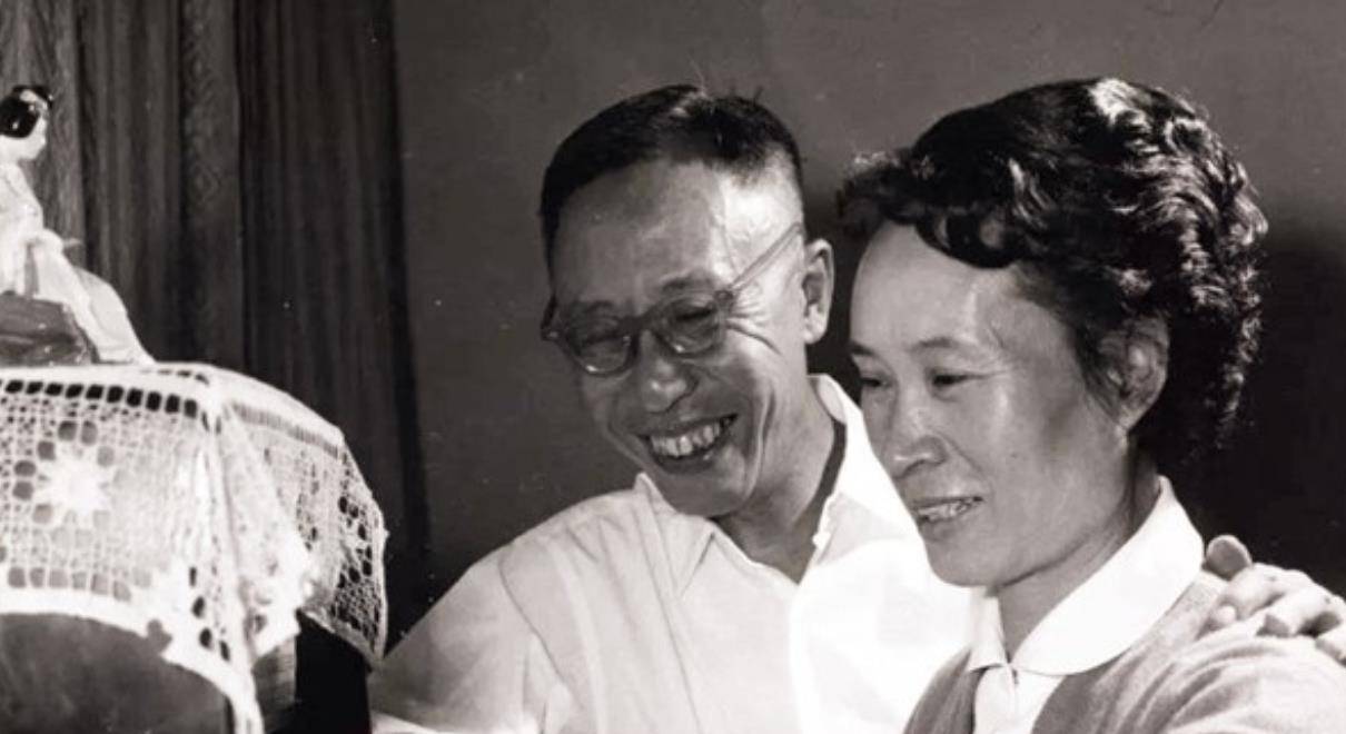 溥仪回故宫参观,中途遇到一位白发老人,愣几秒后脸色都变了_生活