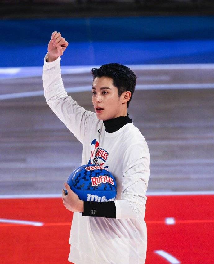 艺人王鹤棣在nba名人赛上毫不怯场,21分钟轰下18分创纪录_比赛_篮球