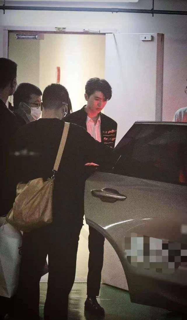 尽管只是在普通路人的镜头下,蔡徐坤的颜值和身高也多让人惊叹实在是