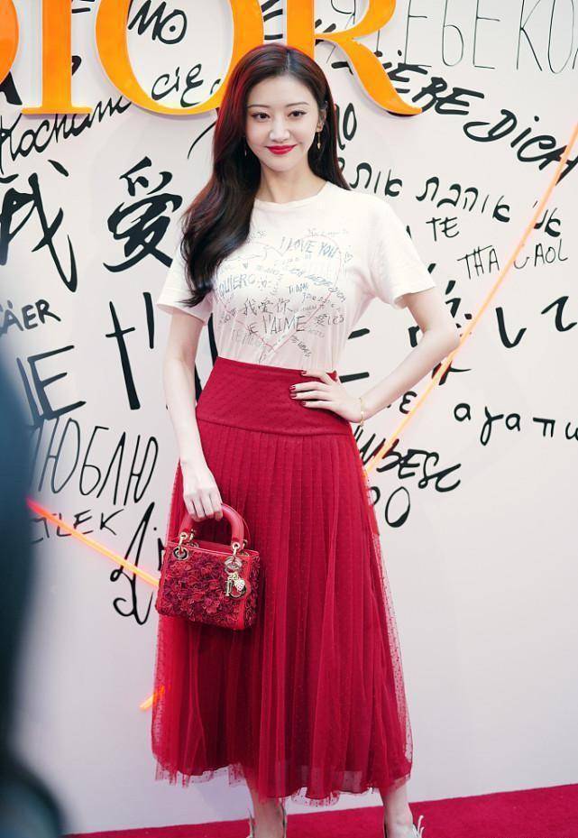 景甜的好身材真是"包不住",虽然穿点不露,但3d感觉挺明显_红色_气质