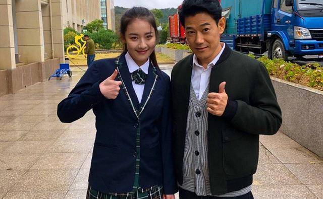 矢野浩二"女儿"穿短裙跳舞,网友:这女的好眼熟_中国_美少女_女孩