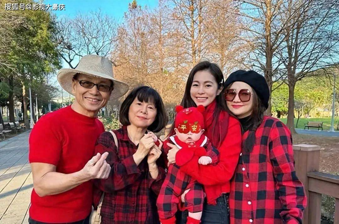 任家萱携男友回娘家拜年,儿子成团宠,男友脸被遮挡至今没名分_selina