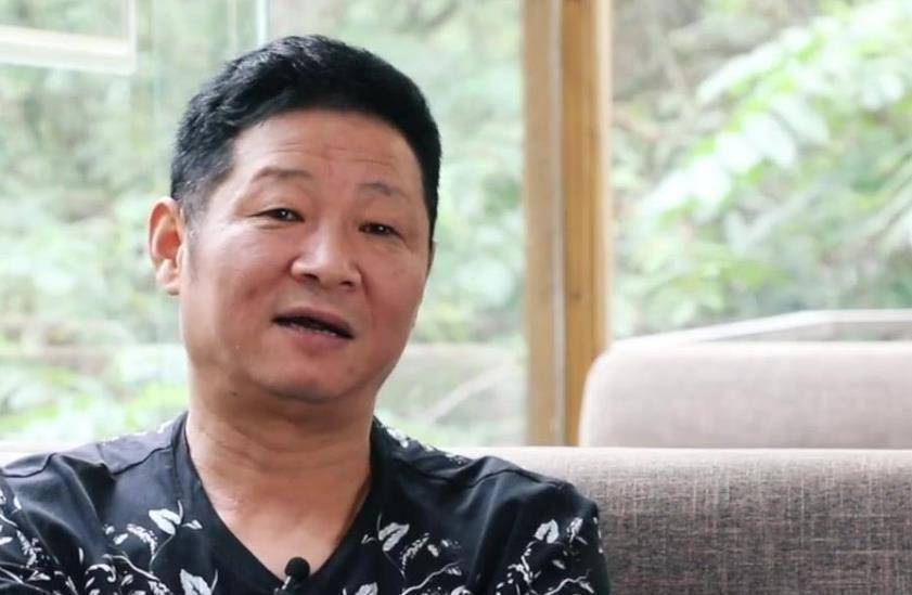 51岁三德子养鸡身价上亿,不开豪车骑电驴,娶小15岁娇妻_赵亮_事业