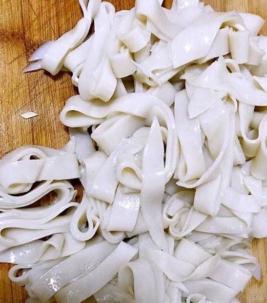 夏天快到了,饭店厨师教你做凉皮的做法,收藏起来,增长厨艺_清水_面团