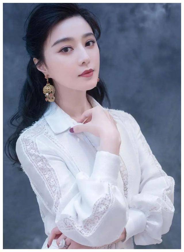 范冰冰高调现身机场,母女俩一身打扮让人羡慕,堪比一套房!