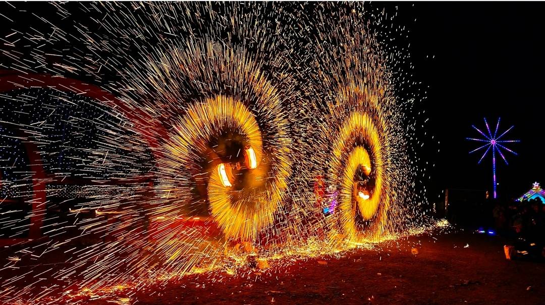 灵丘县非遗打铁花贺新春烟花秀添彩助力_表演_铁水_文化