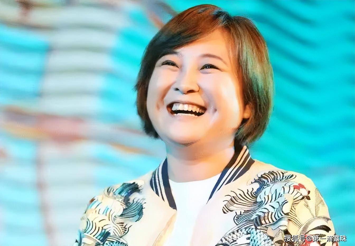 其实,20岁时的贾玲,也曾是身材窈窕,清纯美丽的女孩,在她刚进入喜剧圈