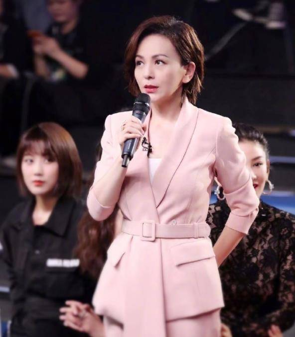 50岁王琳晒照,家中泡脚沙发瘫vs台上亮相,状态几乎没有差别_吴昕_养生