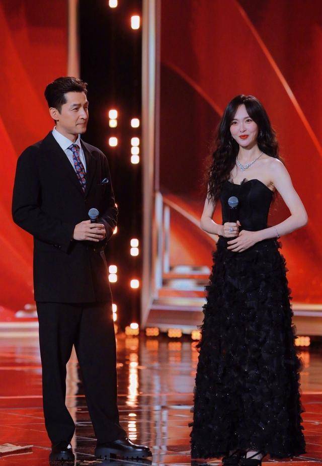 电视剧年度盛典:肖战真空深v,繁花剧组同框,唐嫣爷叔场下温馨_西装