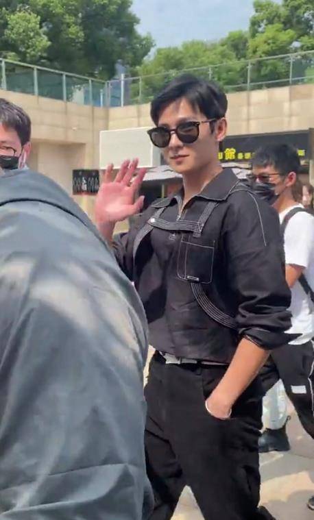 《你是我的荣耀》开机,杨洋军姿帅气,热巴时尚裙大秀美腿,二人cp感