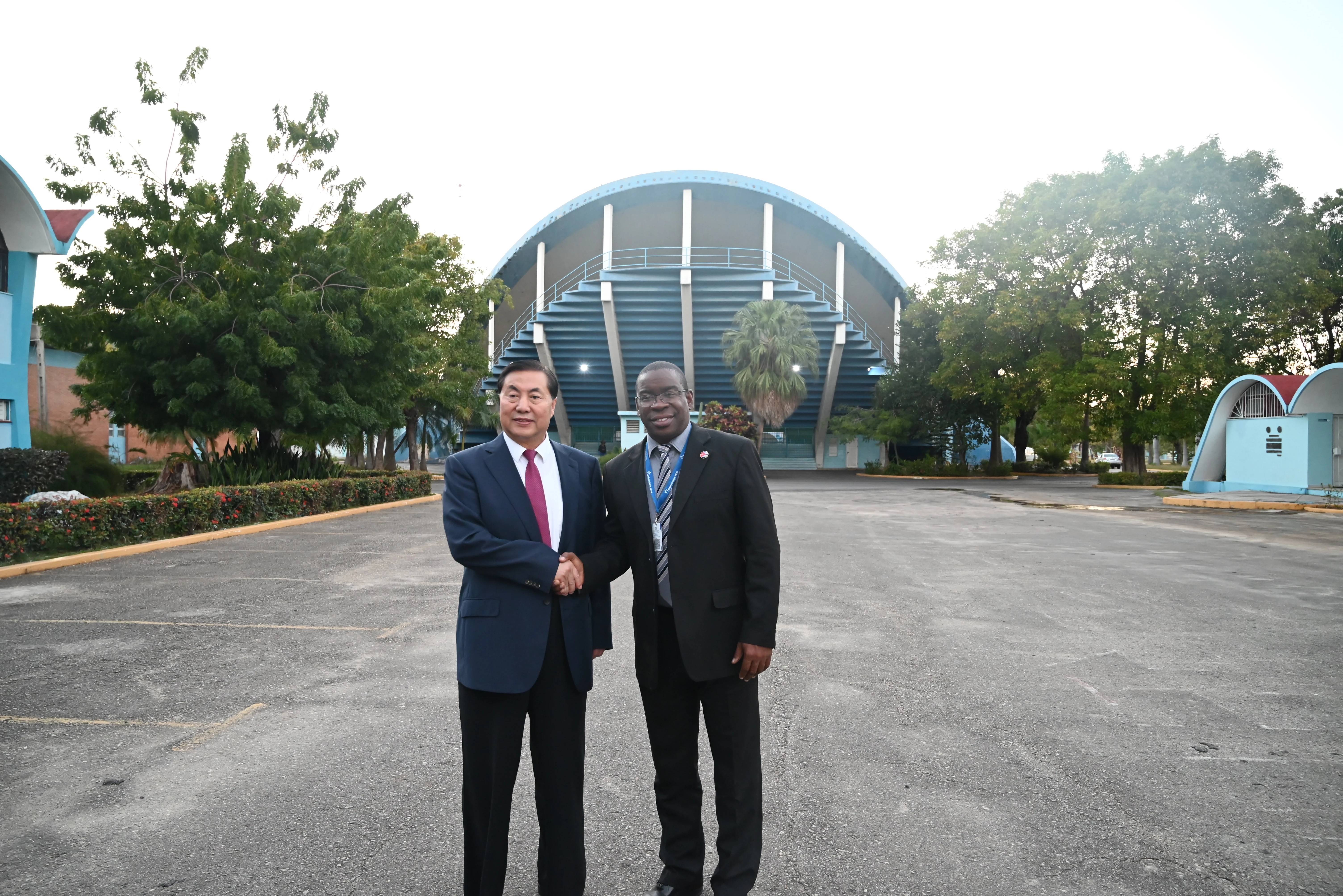 河北外国语学院校长孙建忠院士率团访问古巴体育大学并正式签约合作