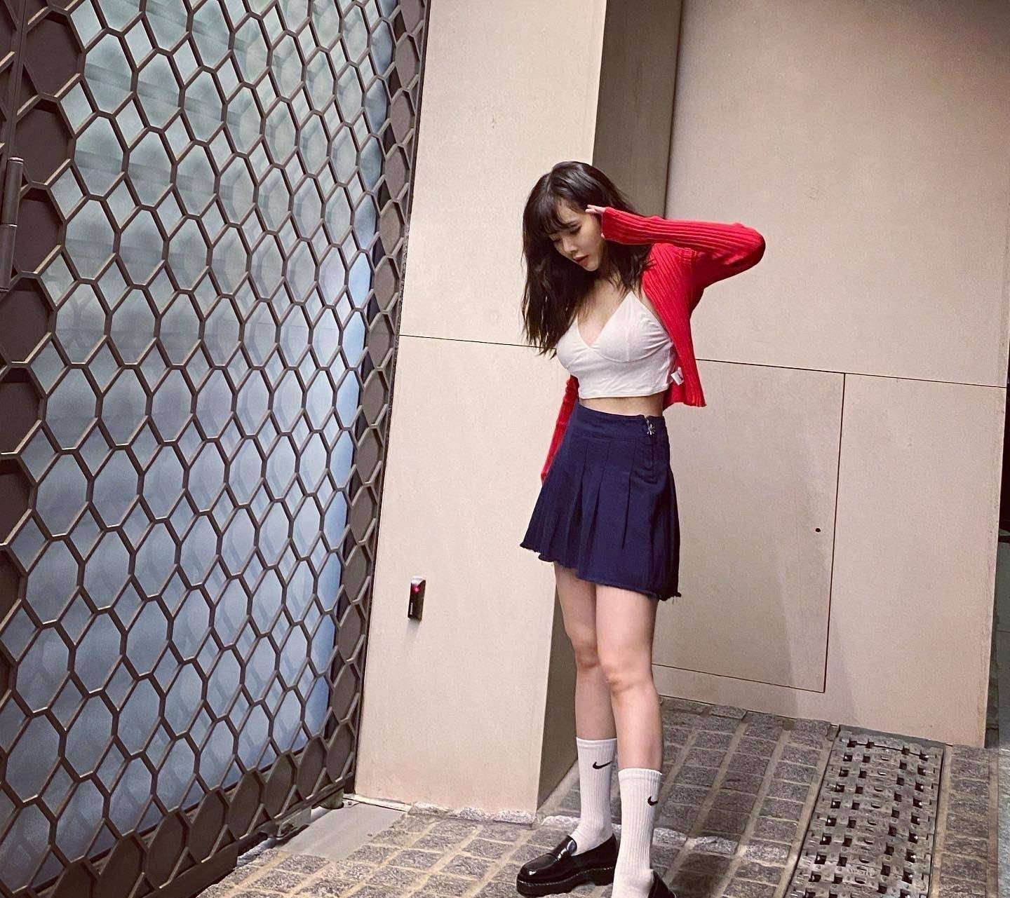 用花洒当道具将遛狗照拍出大片感,却被男友腹肌抢走风头_照片_风格