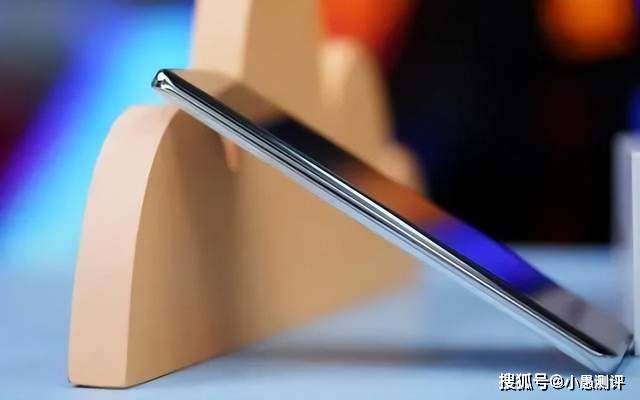 荣耀开年放大招，骁龙8+旗舰价格再创新低，5000mAh+3840Hz调光
