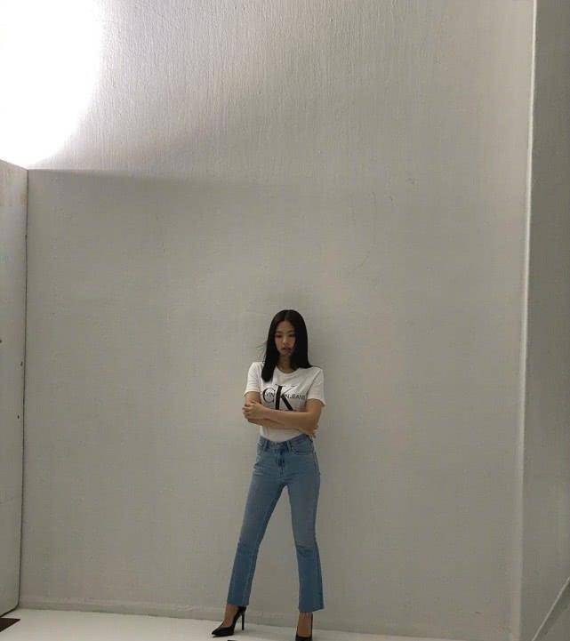 时尚品位一去不返穿搭成灾难现场,直角肩都没拯救回来_jennie_样子